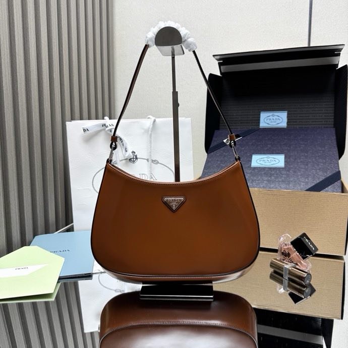 A bag across shoulder leather 27 cm