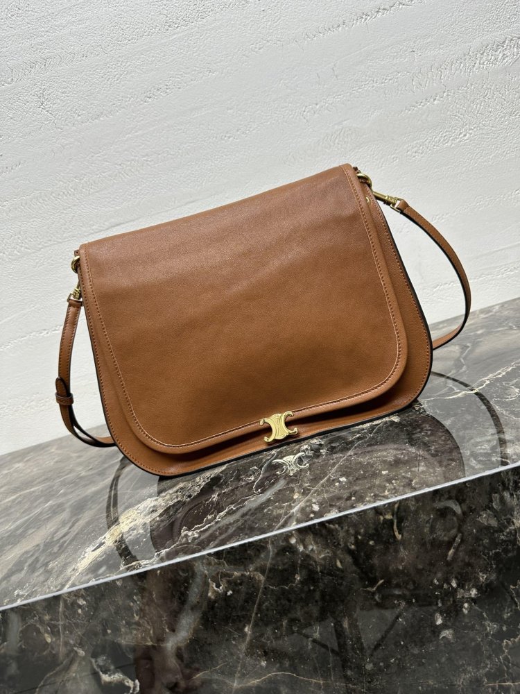 Сумка через плечо кожаная Triomphe Besace 32 см