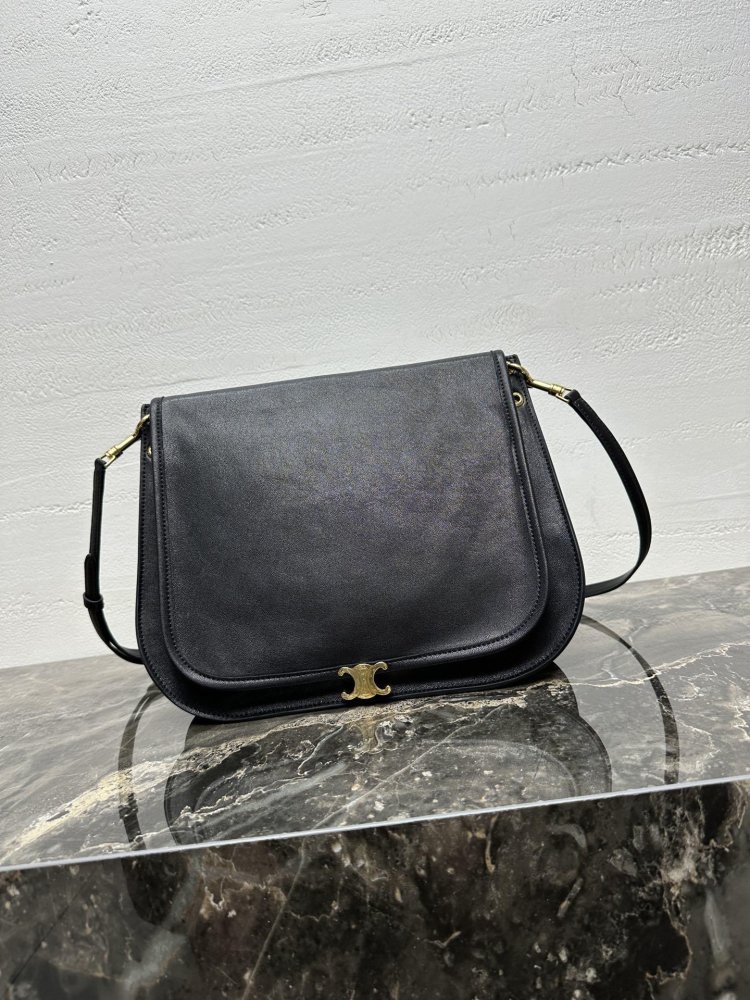 Сумка через плечо кожаная Triomphe Besace 32 см