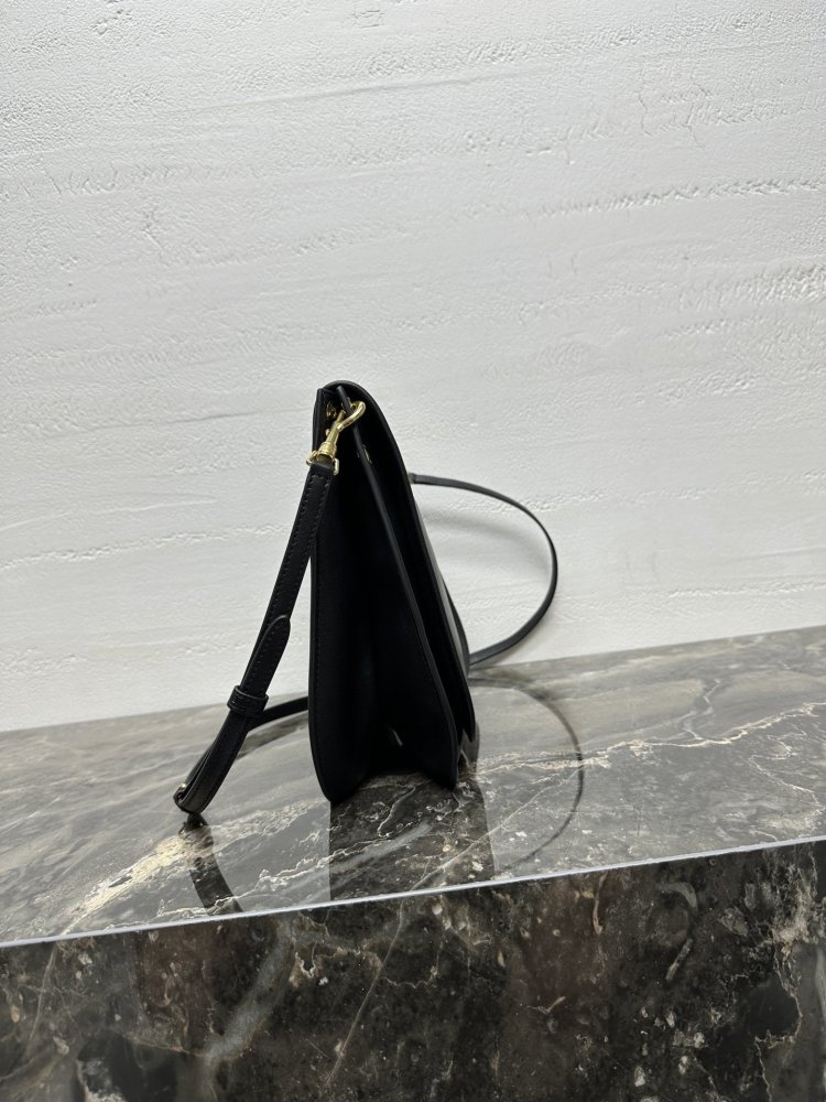 Сумка через плечо кожаная Triomphe Besace 32 см фото 4