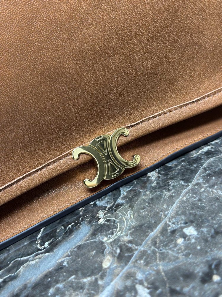 Сумка через плечо кожаная Triomphe Besace 32 см фото 5