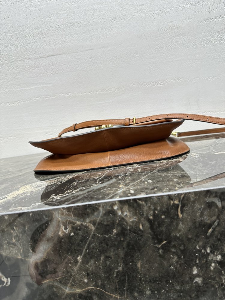 Сумка через плечо кожаная Triomphe Besace 32 см фото 7