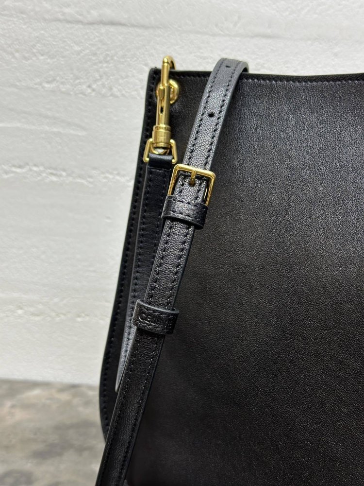 Сумка через плечо кожаная Triomphe Besace 32 см фото 7