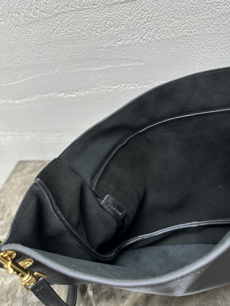 Сумка через плечо кожаная Triomphe Besace 32 см фото 9