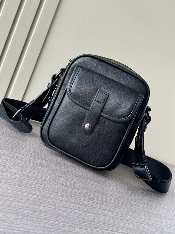 A bag across shoulder men's leather