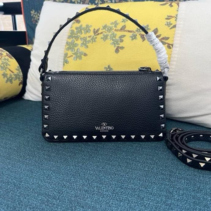 Сумка через плечо Rockstud из мелкозернистой телячьей кожи 19 см