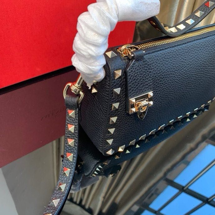 Сумка через плечо Rockstud из мелкозернистой телячьей кожи 19 см фото 2