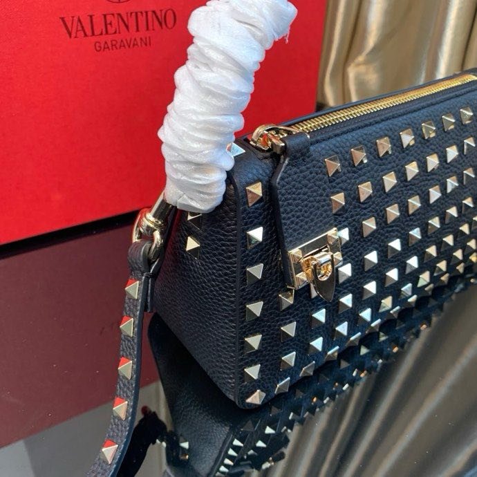 Сумка через плечо Rockstud из мелкозернистой телячьей кожи 19 см фото 4