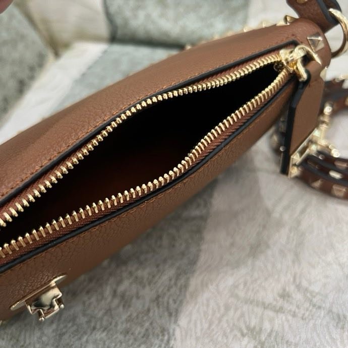 Сумка через плечо Rockstud из мелкозернистой телячьей кожи 19 см фото 4