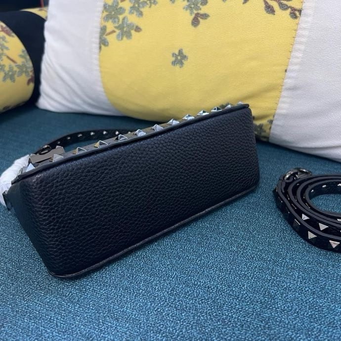 Сумка через плечо Rockstud из мелкозернистой телячьей кожи 19 см фото 4