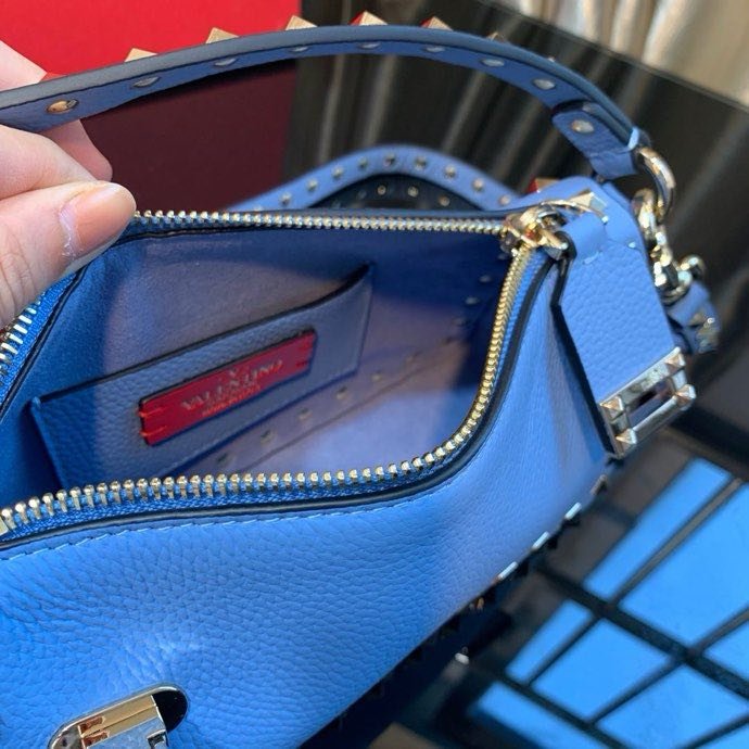 Сумка через плечо Rockstud из мелкозернистой телячьей кожи 19 см фото 4