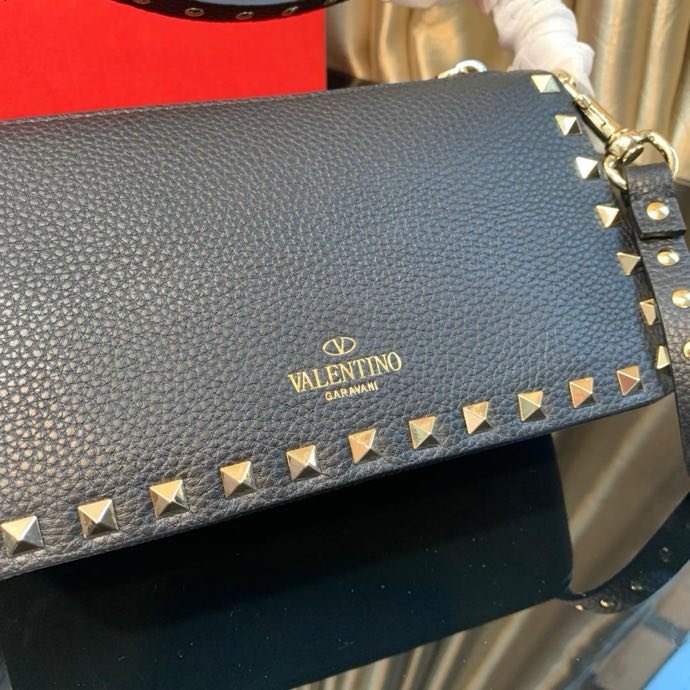 Сумка через плечо Rockstud из мелкозернистой телячьей кожи 19 см фото 5