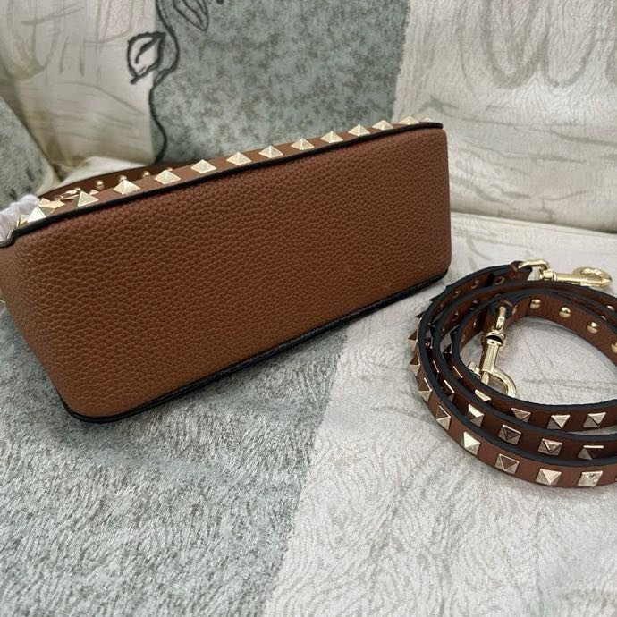 Сумка через плечо Rockstud из мелкозернистой телячьей кожи 19 см фото 6