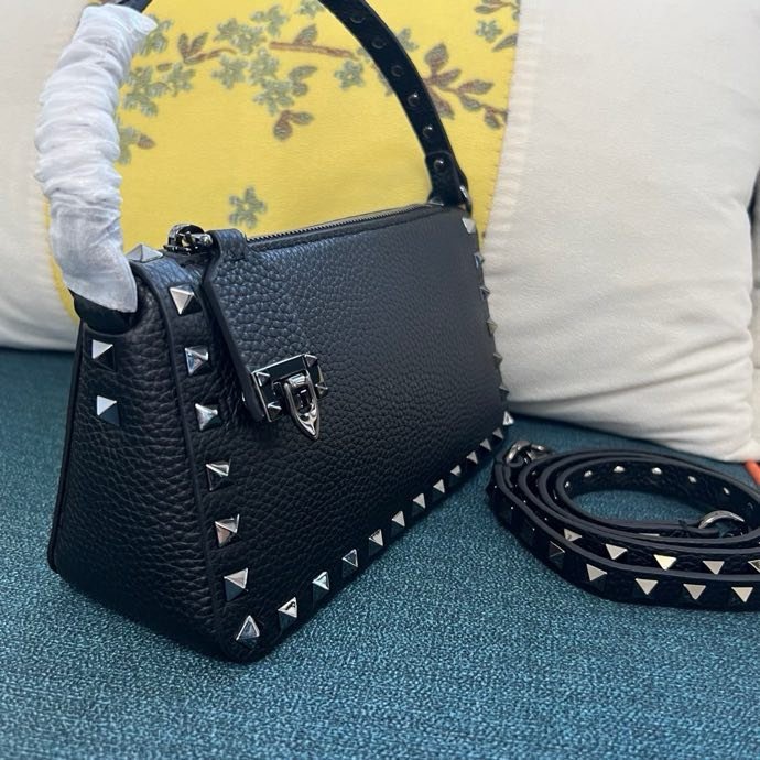 Сумка через плечо Rockstud из мелкозернистой телячьей кожи 19 см фото 7