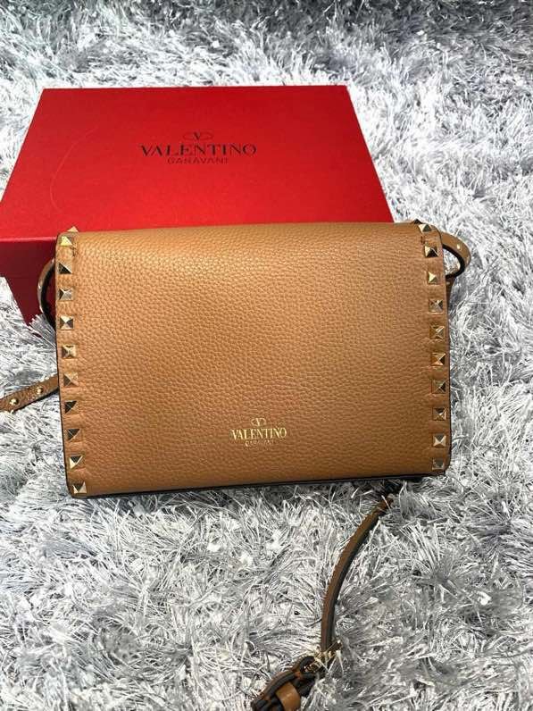 Сумка через плечо Rockstud из мелкозернистой телячьей кожи 22 см фото 4