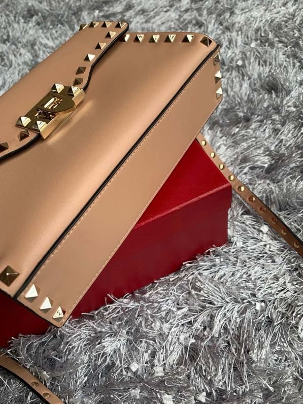 Сумка через плечо Rockstud из мелкозернистой телячьей кожи 22 см фото 4