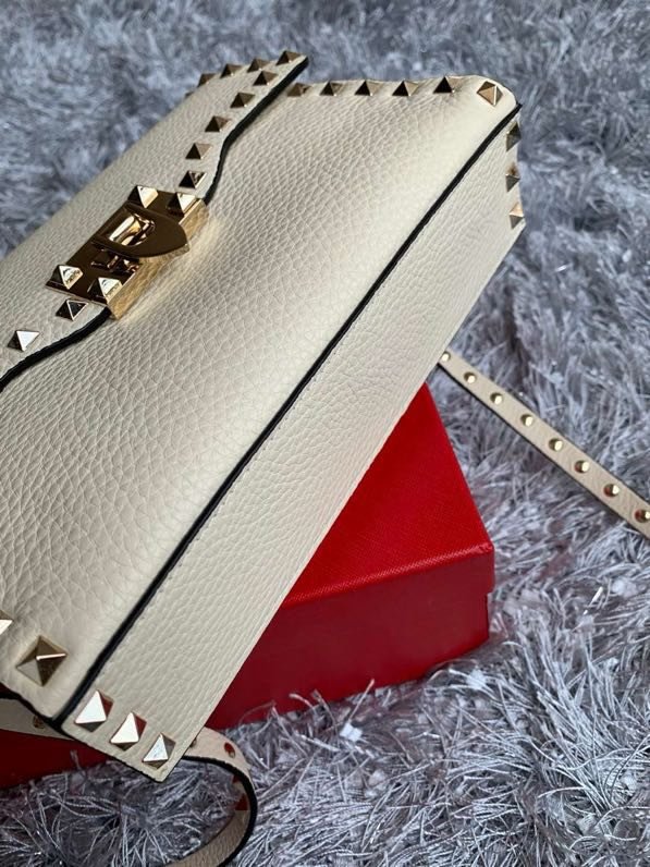 Сумка через плечо Rockstud из мелкозернистой телячьей кожи 22 см фото 4