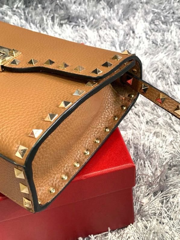 Сумка через плечо Rockstud из мелкозернистой телячьей кожи 22 см фото 5