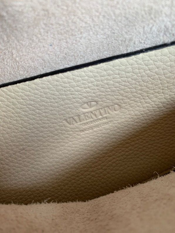 Сумка через плечо Rockstud из мелкозернистой телячьей кожи 22 см фото 5