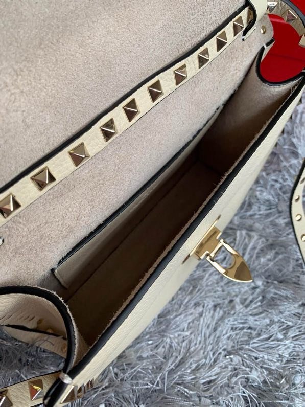 Сумка через плечо Rockstud из мелкозернистой телячьей кожи 22 см фото 6