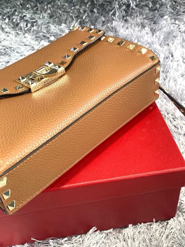 Сумка через плечо Rockstud из мелкозернистой телячьей кожи 22 см фото 8