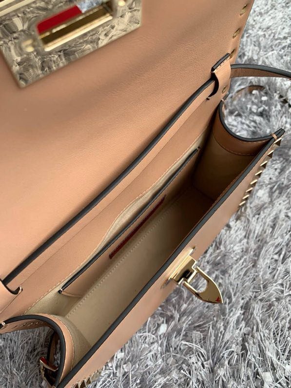 Сумка через плечо Rockstud из мелкозернистой телячьей кожи 22 см фото 9