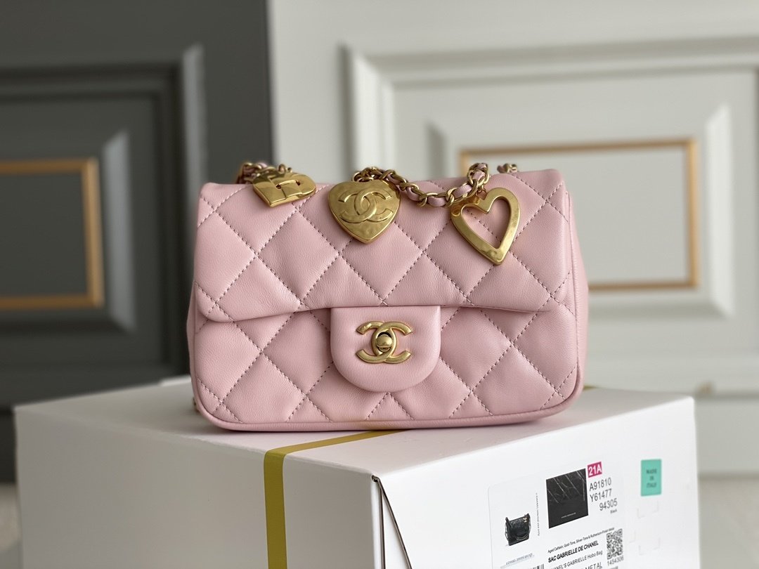Сумка Classic Flap Bag with Heart Charms 19 см