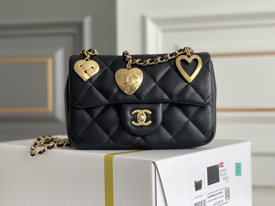 Сумка Classic Flap Bag with Heart Charms 19 см