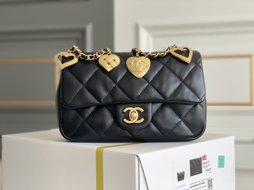 Сумка Classic Flap Bag with Heart Charms 20 см