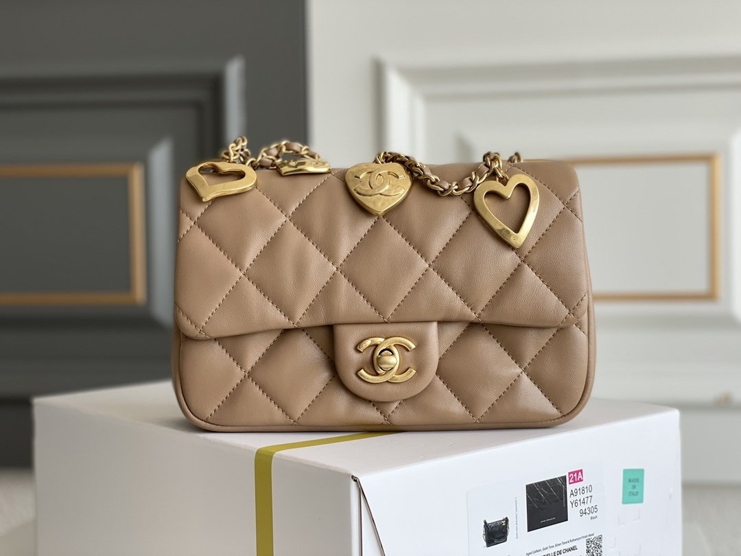 Сумка Classic Flap Bag with Heart Charms 20 см