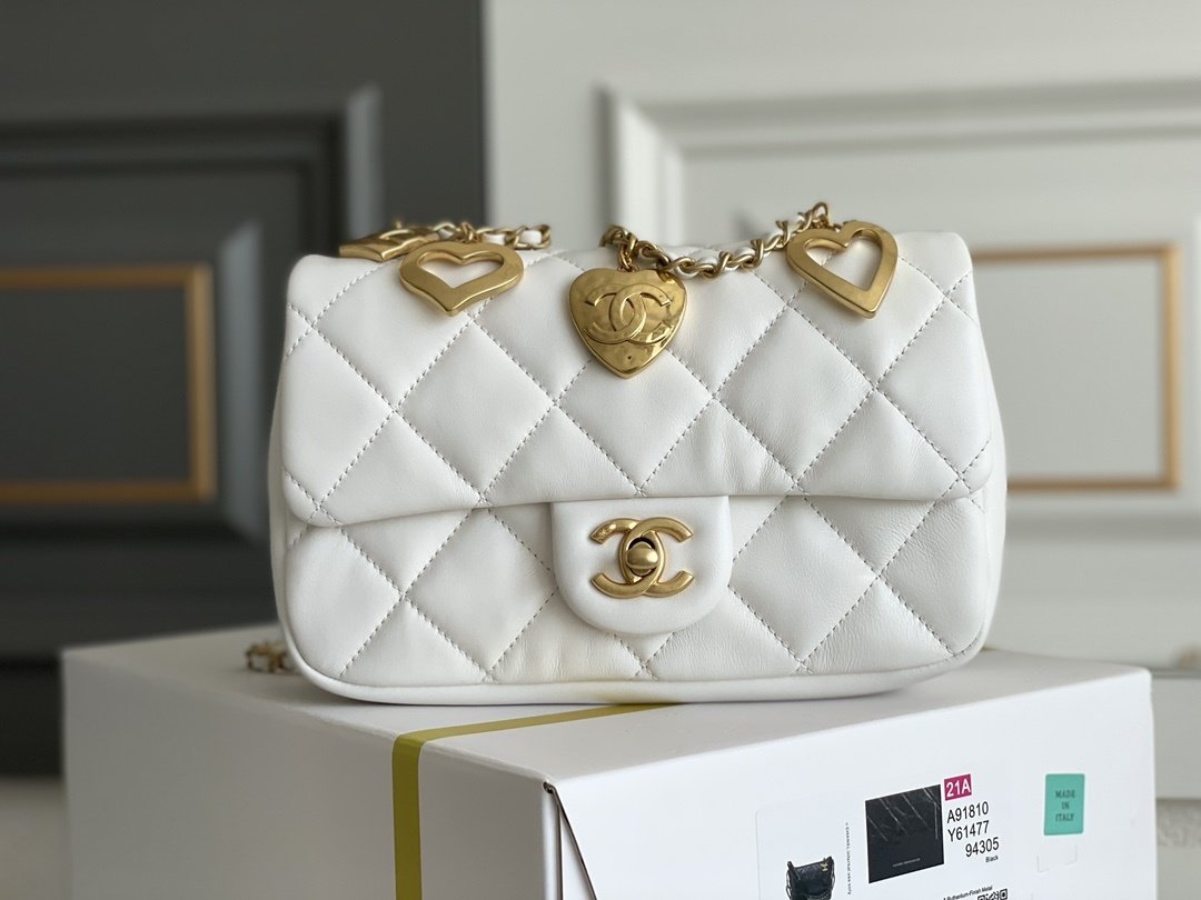 Сумка Classic Flap Bag with Heart Charms 20 см
