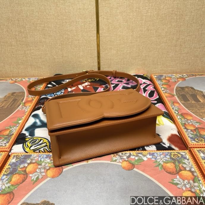 Сумка DG Logo через плечо кожаная женская 20 см фото 3