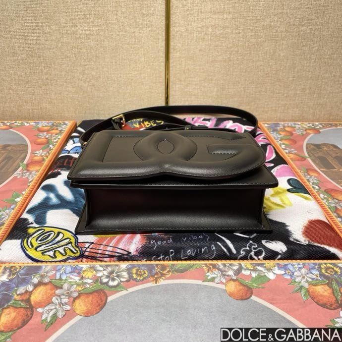 Сумка DG Logo через плечо кожаная женская 20 см фото 4