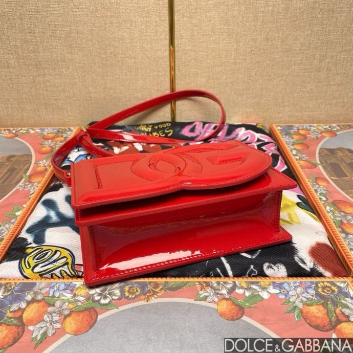 Сумка DG Logo через плечо кожаная женская 20 см фото 5