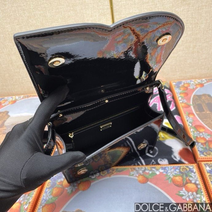 Сумка DG Logo через плечо кожаная женская 20 см фото 5