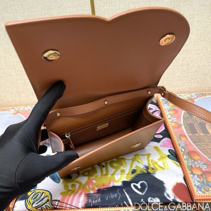 Сумка DG Logo через плечо кожаная женская 20 см фото 5