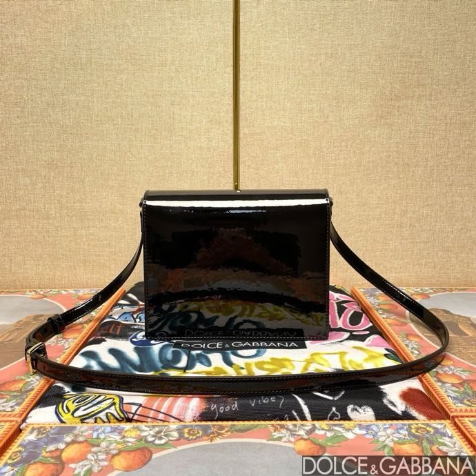 Сумка DG Logo через плечо кожаная женская 20 см фото 6