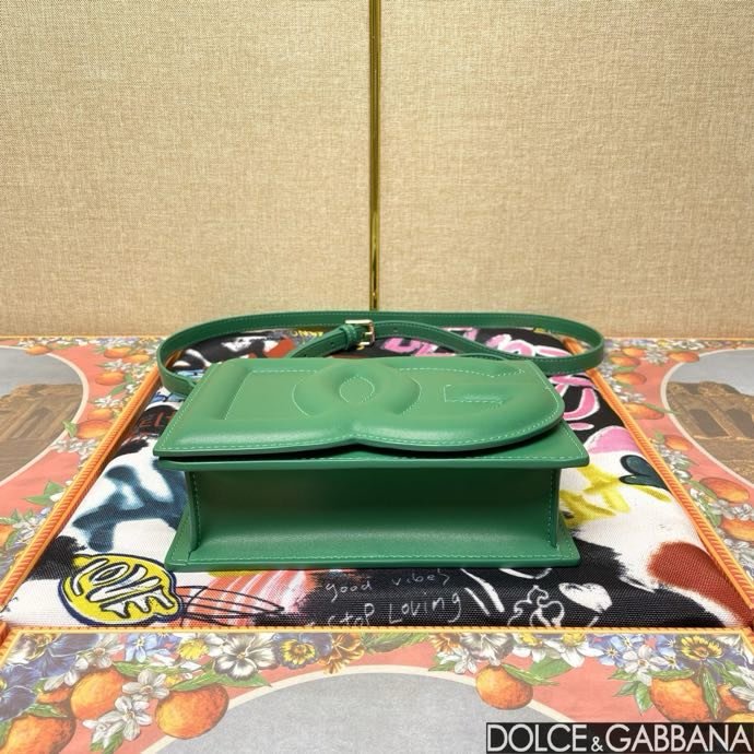 Сумка DG Logo через плечо кожаная женская 20 см фото 9