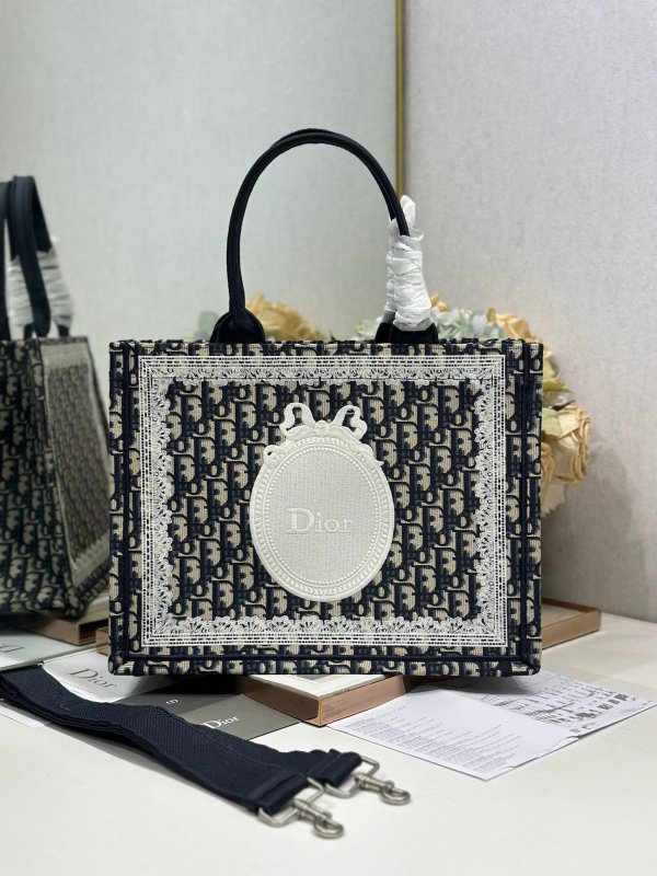 Сумка Dior Book Tote Medium 36 см