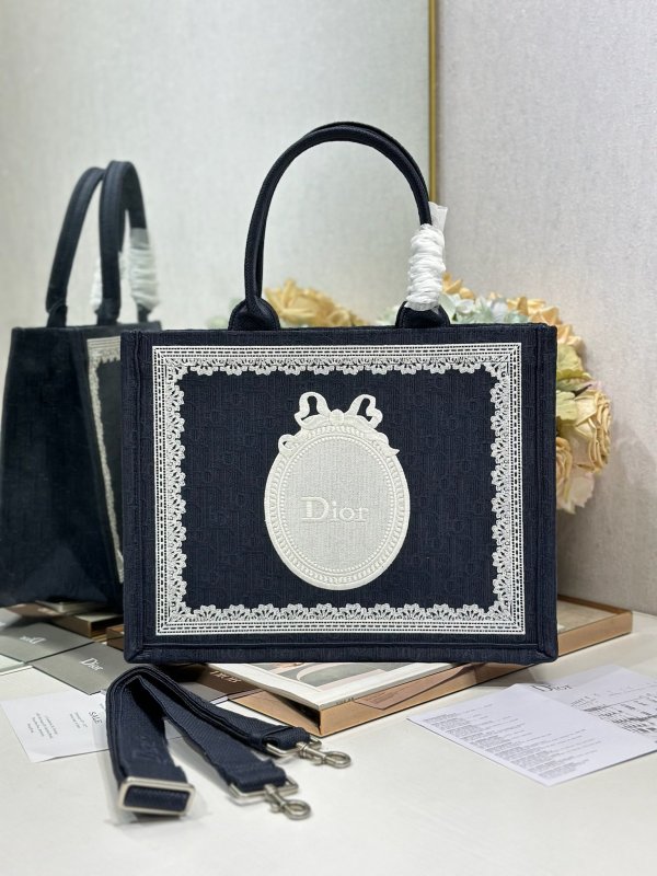 Сумка Dior Book Tote Medium 36 см