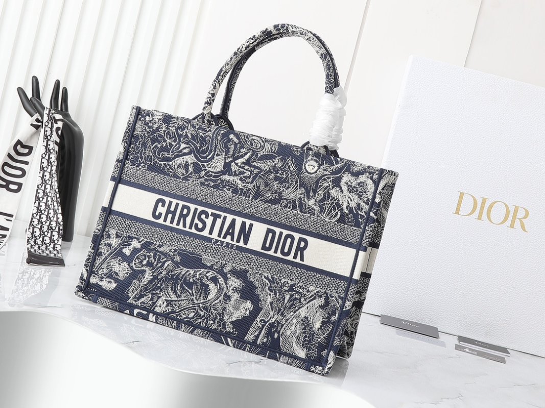 Сумка Dior Book Tote Medium 36 см