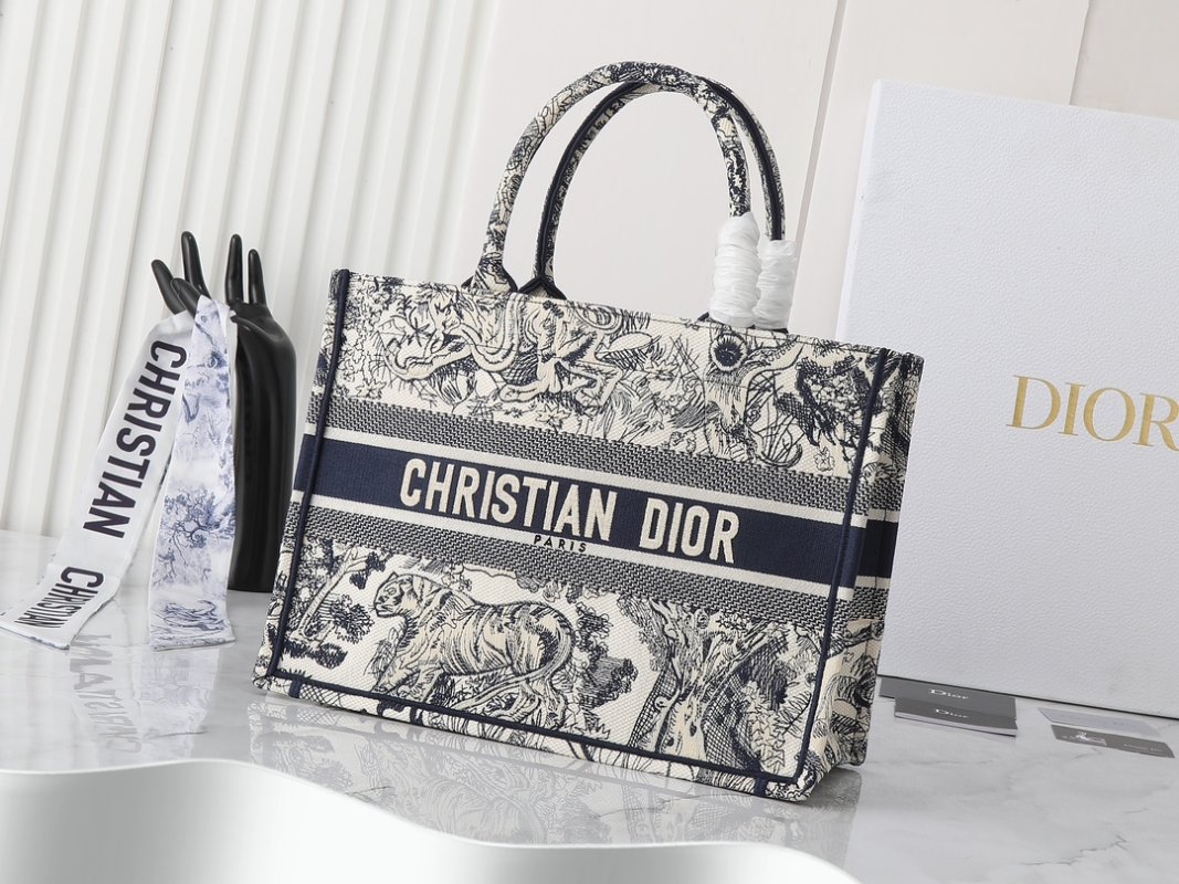 Сумка Dior Book Tote Medium 36 см
