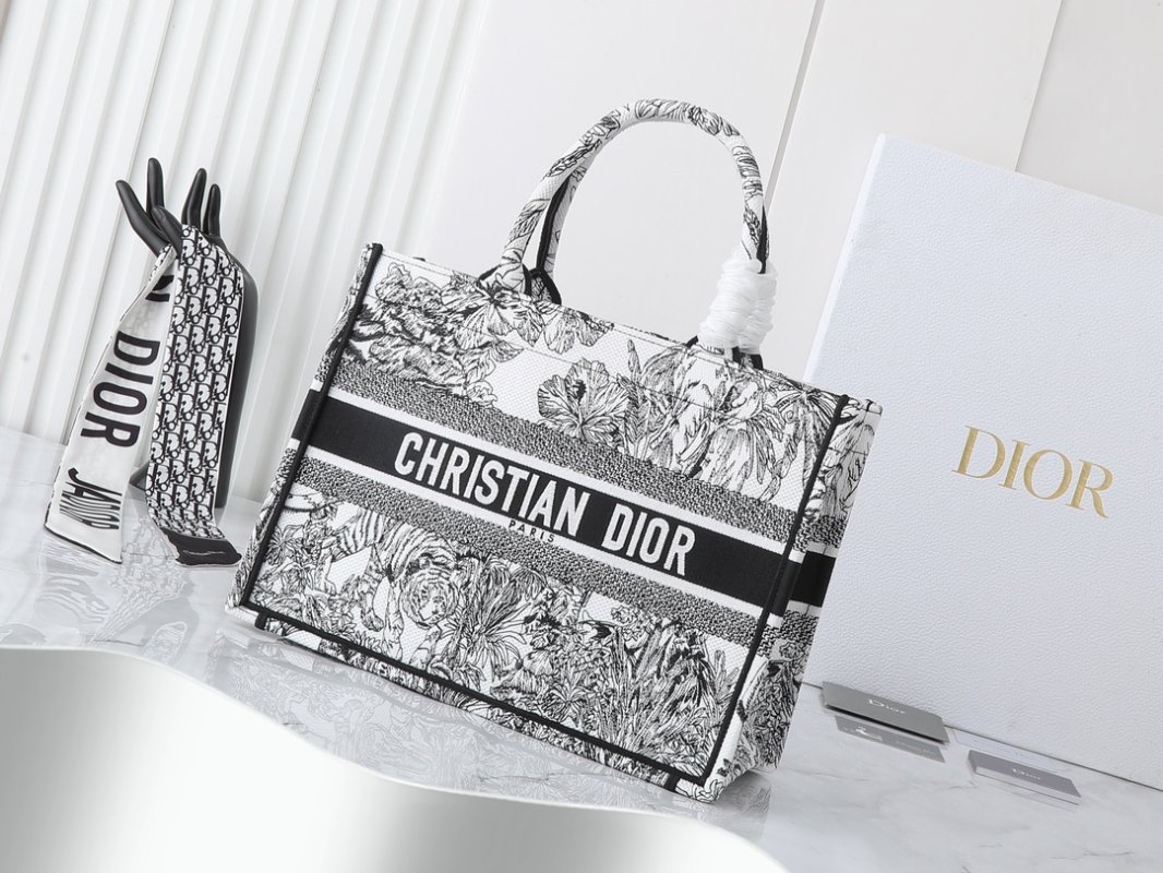 Сумка Dior Book Tote Medium 36 см
