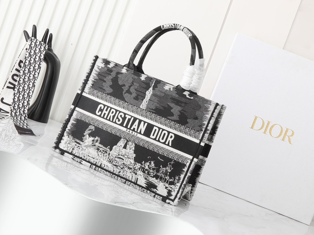 Сумка Dior Book Tote Medium 36 см
