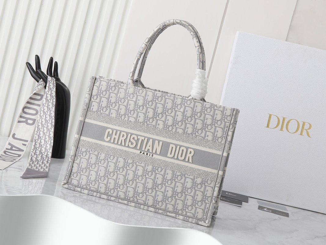 Сумка Dior Book Tote Medium 36 см