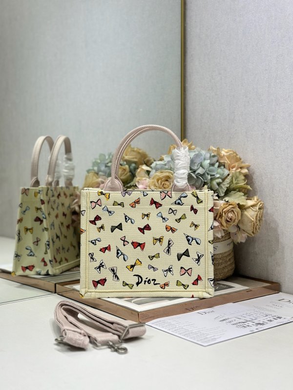 Сумка Dior Book Tote Mini 26 см