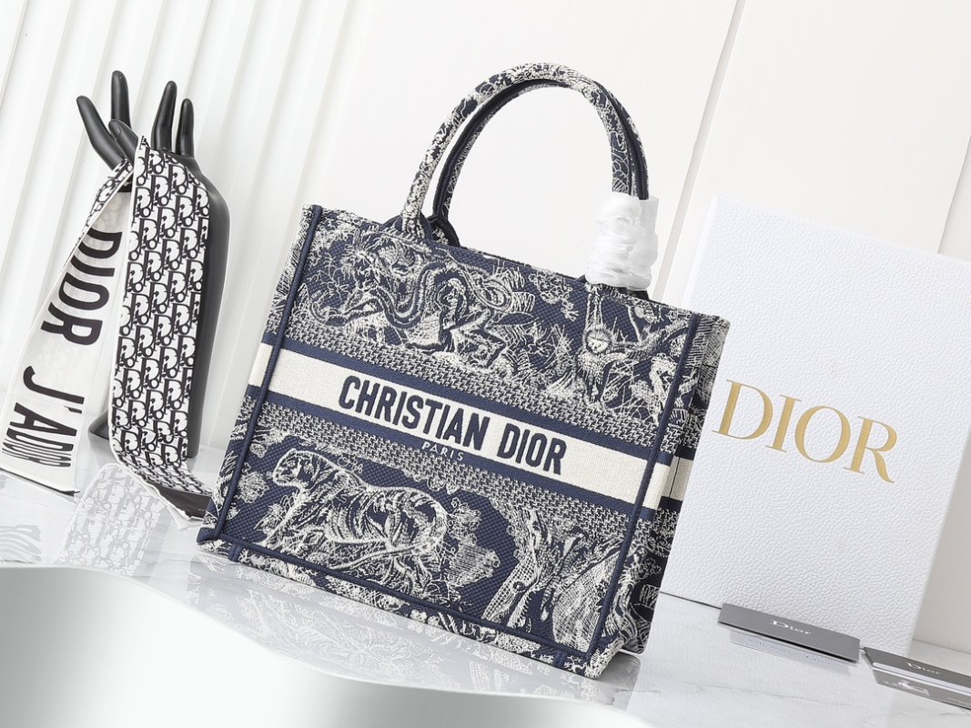 Сумка Dior Book Tote Mini 26 см