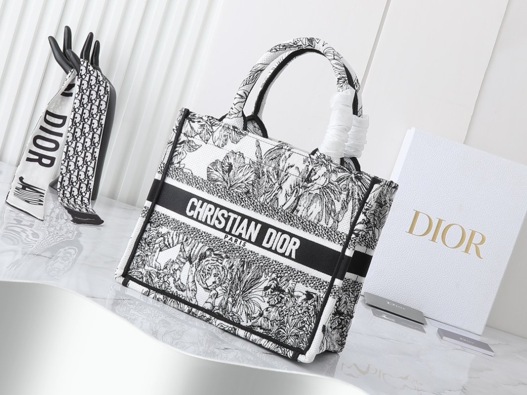 Сумка Dior Book Tote Mini 26 см