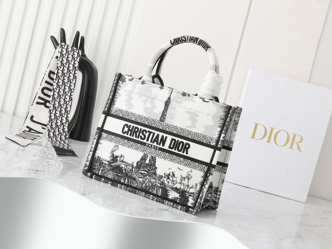 Сумка Dior Book Tote Mini 26 см