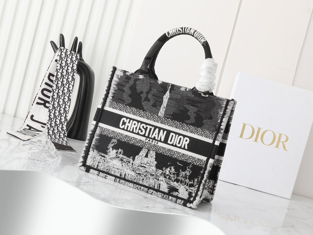 Сумка Dior Book Tote Mini 26 см